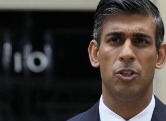 Rishi Sunak, filho de pais imigrantes, apresenta leis para reprimir imigração ilegal no Reino Unido