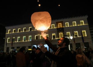 Lanternas iluminam céu na Grécia, durante festividades de Natal