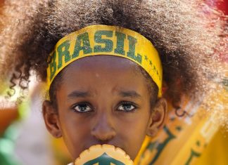 Brasil dá adeus a Copa, e torcedores em Copacabana lamentam placar; fotos