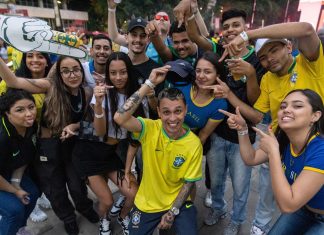 No Anhangabaú, torcedores prometem raspar cabelo, pedir ficante em namoro e parar de fumar se o Brasil trouxer o hexa