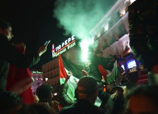 Marroquinos tomam ruas de Madri e Barcelona para celebrar vitória sobre Espanha; veja imagens