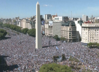 Oito ficam feridos no desfile dos campeões do mundo por Buenos Aires; veja vídeo de torcedores pulando de ponte para ônibus de jogadores
