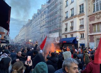 Manifestantes curdos entram em confronto com a polícia após tiroteio em Paris
