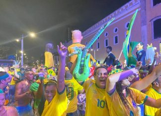 Torcedores no Recife comemoram classificação do Brasil para quartas de final da Copa do Mundo; FOTOS