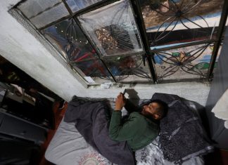 Migrantes enfrentam Natal congelante na fronteira dos EUA com o México