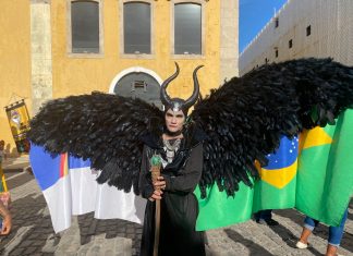 Girafa, palhaço e até Malévola: torcedores no Recife se fantasiam para assistir ao 3º jogo do Brasil na Copa do Mundo