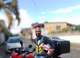 ‘Tô ralando enquanto todo mundo se diverte, mas cada um sabe onde o calo aperta, né?’, diz motoboy que trabalha durante a Copa