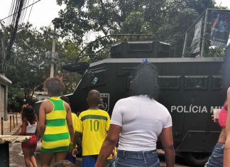 Fotógrafo registra cotidiano das favelas durante a Copa do Mundo: ‘Do amor pela Seleção à tensão pelo caveirão’