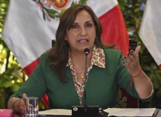 Após mortes em protestos, presidente do Peru será investigada por genocídio