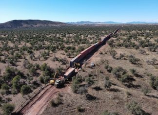 Arizona desfaz muro de contêineres improvisado na fronteira com o México