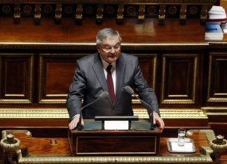 Ex-ministro francês é condenado por dar emprego fantasma a familiares