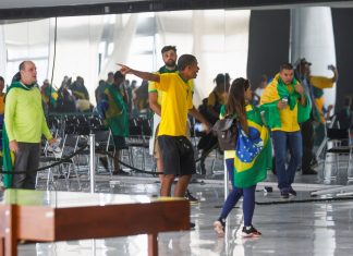 Parlamentares dos EUA e do Brasil buscam cooperar em investigação de ataques em Brasília, diz agência