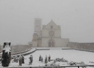 VÍDEO: Frades franciscanos brincam na neve em Assis, na Itália
