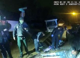 Vídeos mostram policiais dos EUA chutando e agredindo o motorista negro Tyre Nichols, que não reage