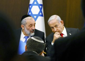 Netanyahu é pressionado por aliados extremistas a desafiar a Suprema Corte e manter ministro condenado por fraude em duas pastas