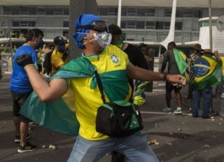 Como Steve Bannon e outros aliados de Trump estimularam invasões de bolsonaristas em Brasília