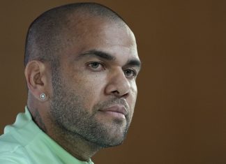 Daniel Alves muda versão e diz que fez sexo consensual com mulher que o acusa de estupro