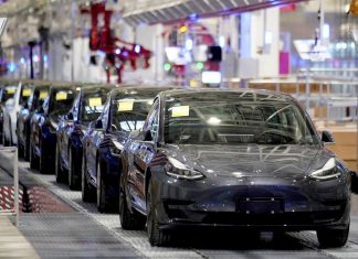 Proprietários de veículos Tesla chineses protestam contra corte surpresa nos preços dos carros