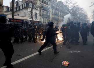 Homem perde testículo após ser agredido por policial durante manifestação em Paris