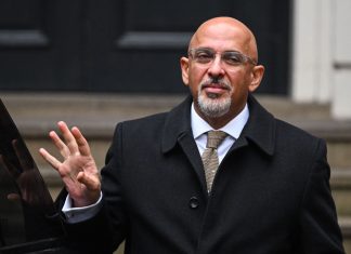 Primeiro-ministro britânico destitui ministro por escândalo fiscal