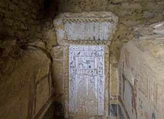 A múmia coberta de ouro encontrada em sarcófago fechado há 4.300 anos