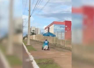 Mulher filma vendedor de sorvete de joelhos com carrinho e se emociona: ‘Era sobre fé’; VÍDEO