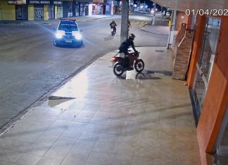 Motociclista perde o controle da direção ao fugir da polícia e atinge churrasqueira em loja; VÍDEO