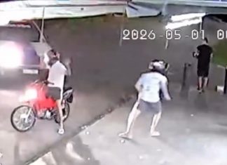 Policial tropeça e cai durante perseguição a adolescentes; VÍDEO