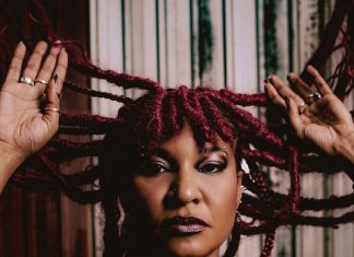 Larissa Luz amplifica ‘fúria do tambor’ com a energia do rock em ‘Desmonte’, álbum de alta voltagem ideológica