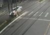 Caminhonete em alta velocidade invade canteiro, arranca árvores e poste de energia; VÍDEO