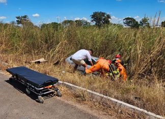 Jovem morre em acidente envolvendo carro e carreta na BR-153