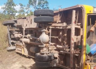 Estudantes e motorista deixam hospital após ônibus escolar tombar na TO-010; um jovem morreu