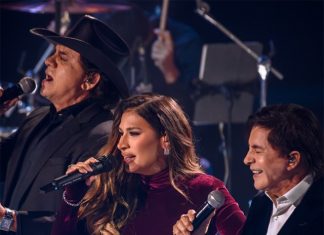 Simone Mendes faz ‘Foto feliz’ com Chitãozinho & Xororó em gravação de álbum ao vivo com ídolos sertanejos