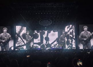Djavan presenteia público com oceano de poesias em turnê comemorativa