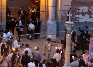 Dua Lipa divulga fotos de casamento com Callum Turner na Itália