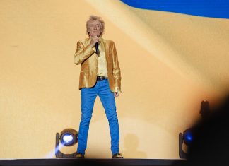 Rod Stewart é criticado por ir à Copa do Mundo um dia após cancelar show por problemas de saúde