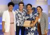 Aos 51 anos, fã se emociona ao receber autógrafo e rosa do cantor Daniel durante show; VÍDEO