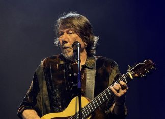 Lenine apresenta o show ‘Eita’ no Rio de Janeiro com coesão, som perfeito e três parceiros fundamentais na plateia
