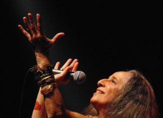 Maria Bethânia 80 anos: cantora doma os palcos com presença magnética