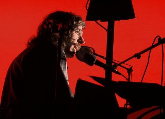 Tim Bernardes compõe e grava músicas novas enquanto fecha o ciclo do show do álbum ‘Mil coisas invisíveis’