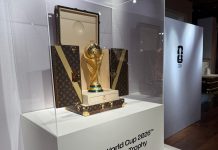 Taça da Copa do Mundo chegará ao estádio da final em um baú personalizado da Louis Vuitton; FOTOS