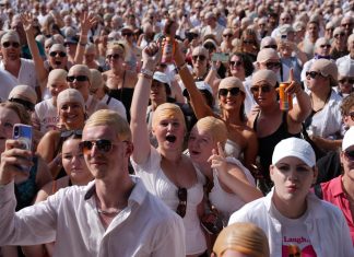 Pitbull entra para o livro dos recordes por reunir o maior número de ‘toucas de careca’ em festival de Londres