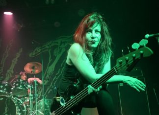 Jennifer Finch, da banda L7, morre cinco dias após revelar luta contra câncer no cérebro