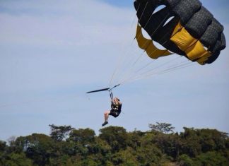 Bisavó de 100 anos faz passeios de moto aquática e sobrevoou praia em parasail no TO