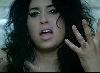 Pai de Amy Winehouse é condenado a pagar R$ 6 milhões em disputa sobre venda de objetos da cantora