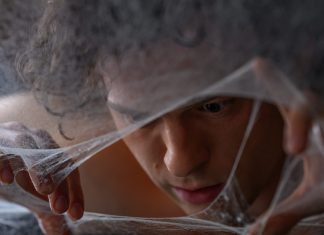 Aos 21 anos, Tom Holland tentou pegadinha com o g1. Agora com 30, o Homem-Aranha continua o mesmo: ‘Às vezes, deveria parar’
