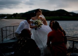 Após tempestade adiar cerimônia, noiva realiza casamento em praia no TO: ‘Tinha certeza que daria certo’