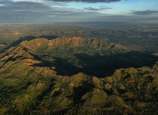 Meteorito que criou uma das maiores crateras do Brasil nem chegou a tocar o solo, explica geólogo