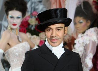 Museu Met e John Galliano cancelam mostra após críticas por falas antissemitas do estilista