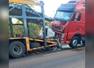 Acidente com carro prensado entre carretas deixa um morto na BR-153